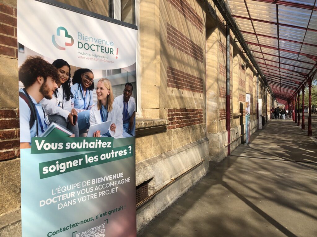 Photo du lycée palissy avec le kakemono Bienvenue Docteur en prmeier plan