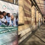 Photo du lycée palissy avec le kakemono Bienvenue Docteur en prmeier plan
