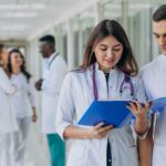 Des étudiants en santé parlent dans un couloir